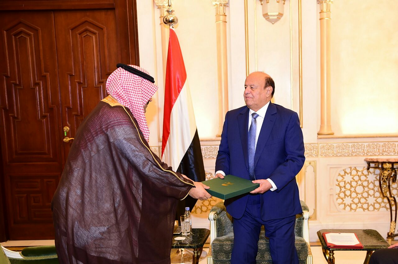 الرئيس هادي أثناء استلام دعوة العاهل السعودي الملك سلمان