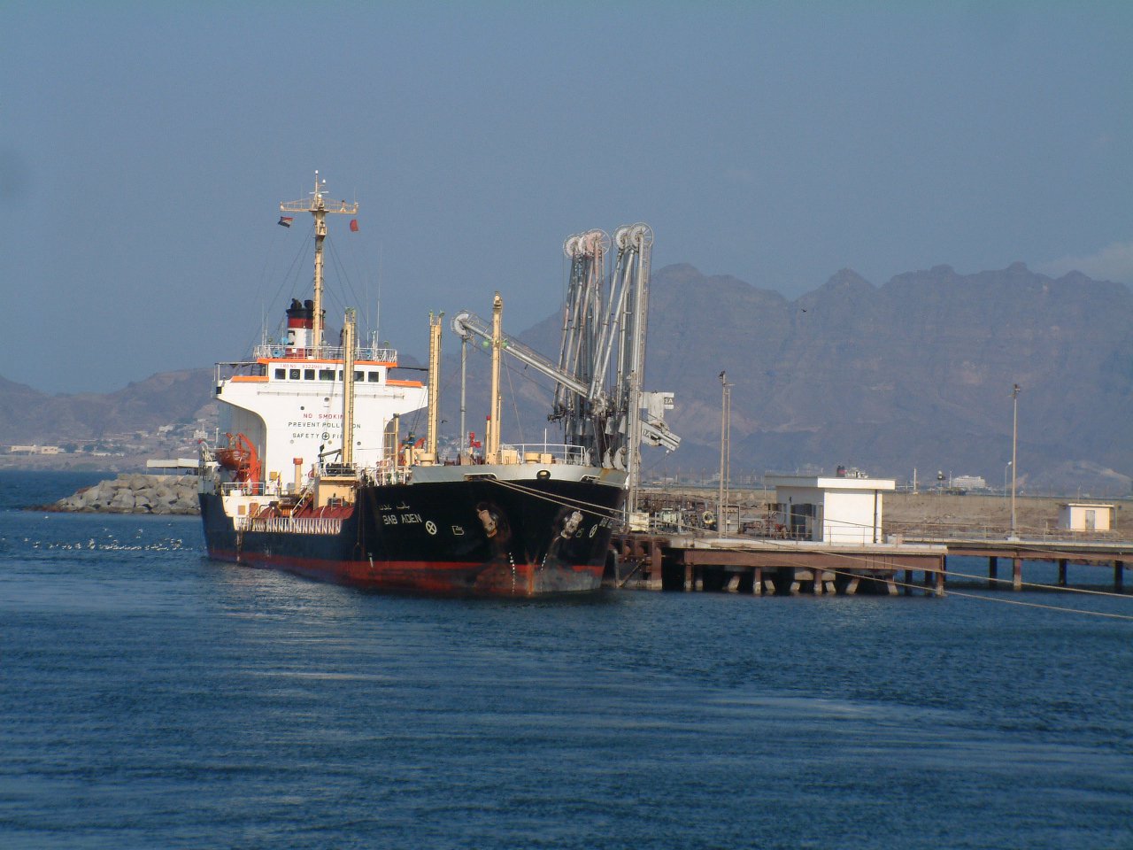 صورة لسفينة بالقرب من ميناء الحديدة غرب اليمن 