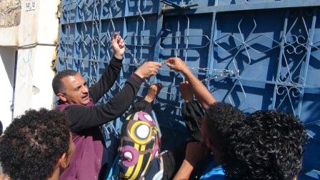 ناشطون يغلقون مقر المشترك احتجاجا على المفاوضات مع الحوثيين 