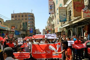 مسيرات بصنعاء وتعز وإب رفضا للانقلاب واعتداء حوثي على مسيرة العاصمة 