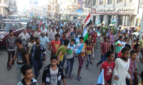 إصابة 10 متظاهرين برصاص الحوثيين خلال اعتداءهم على مسيرة بالحديدة