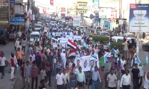 مسيرات حاشدة في الحديدة رفضا لانقلاب الحوثيين وتسخيرهم الميناء لصالحهم