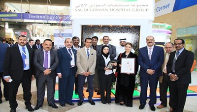 طبيبة يمنية تنال جائزة ثاني أفضل جراح للعام 2015 في مؤتمر الصحة العربي بدبي