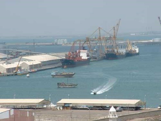 سفينة محملة بالأسلحة ترسو بميناء الصليف الواقع تحت سيطرة الحوثيين بمحافظة الحديدة