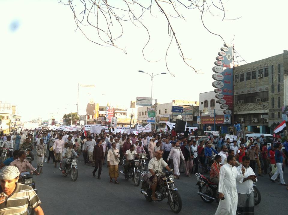 مسيرة لشباب الثورة تطالب بخروج مسلحي الحوثي من الحديدة