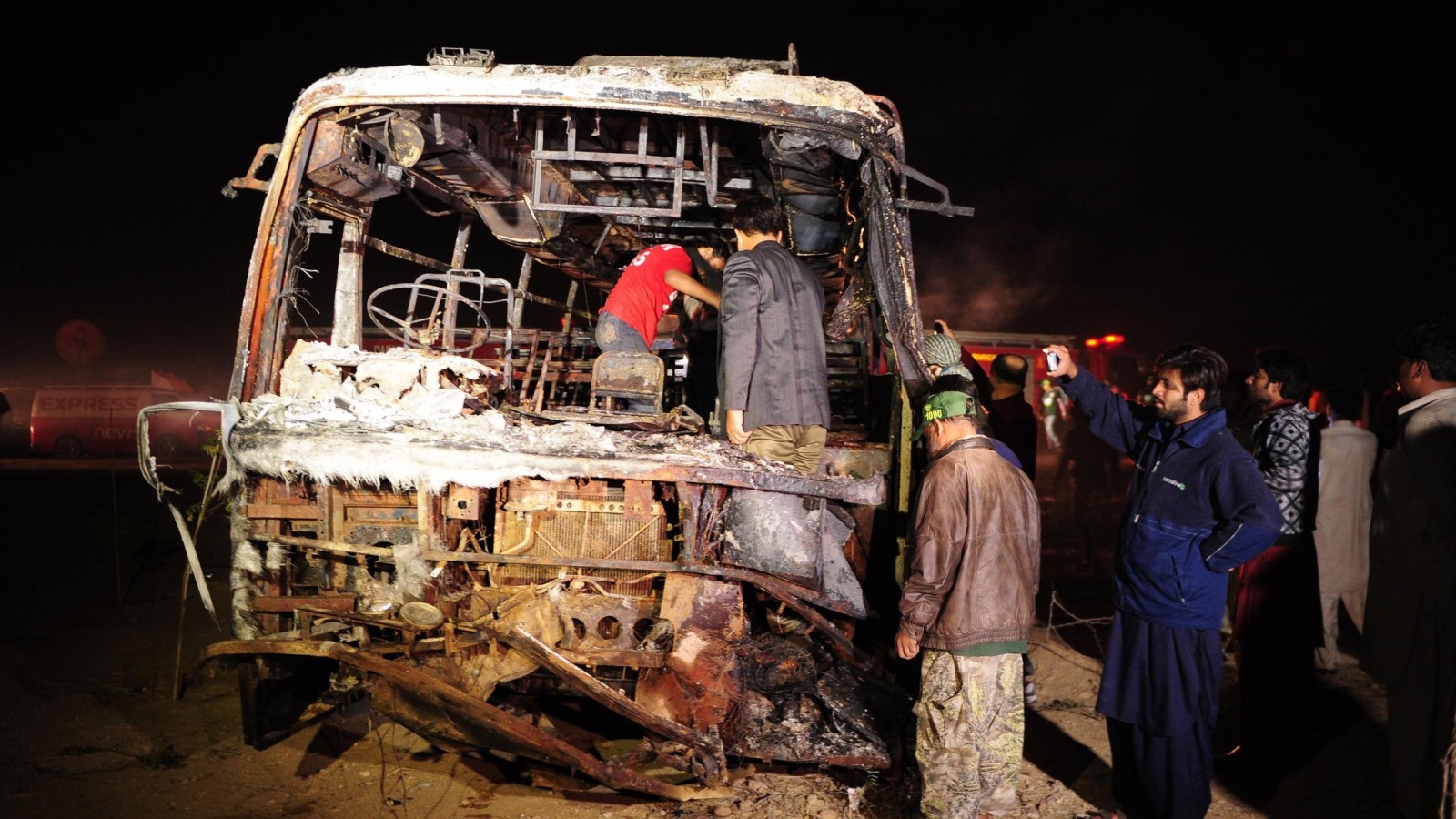 صورة للحافلة المصطدمة بصهريج جنوب باكستان 
