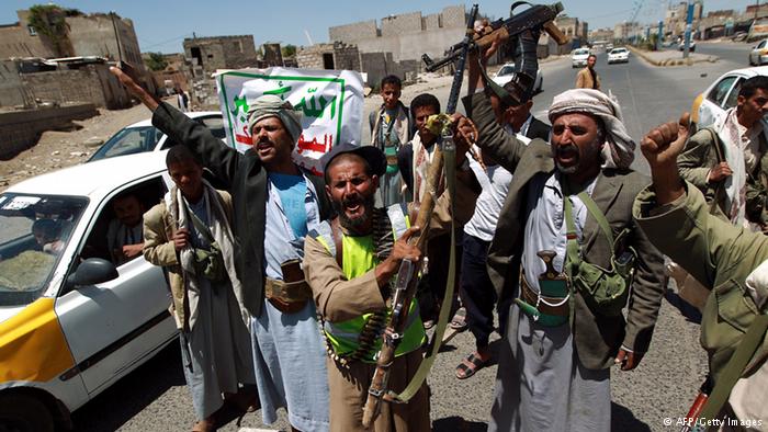 صورة لمسلحين حوثيين في نقطة أمنية 