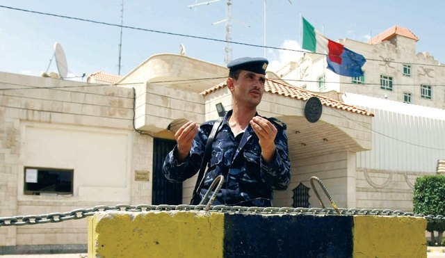 ايطاليا تغلق سفارتها بصنعاء جراء تدهور الأوضاع بعد انقلاب الحوثي 