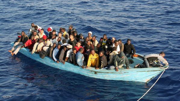 مهاجرين أفارقة على متن قارب في عرض البحر 