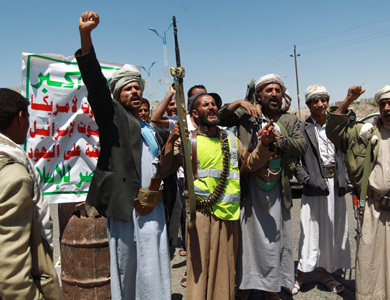 مسلحو الحوثي يختطفون طلابا بأرحب ويفرقون بالرصاص وقفة ضدهم 