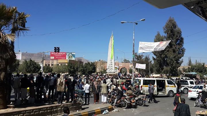 الحوثيون يطلقون النار على مسيرة بصنعاء ويختطفون ناشطين من ساحة التغيير 