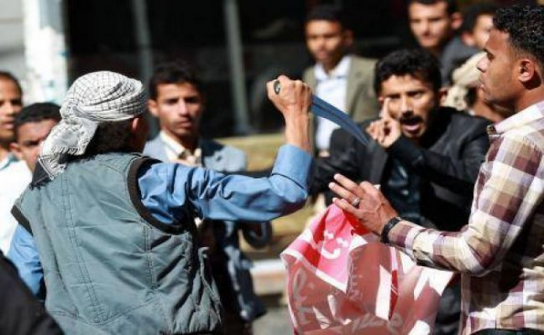 مسلحون حوثيون يعتدون بالطعن على متظاهرين بصنعاء 
